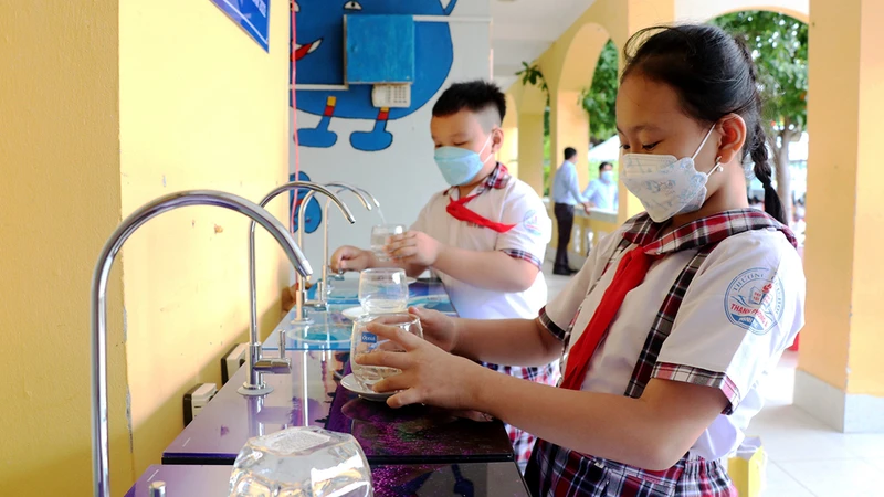 Học sinh tại bốn trường tiểu học, mầm non của huyện ven biển Thạnh Phú, tỉnh Bến Tre được sử dụng hệ thống máy lọc và bồn chứa nước sạch từ các nhà tài trợ thông qua Quỹ Bảo trợ trẻ em Việt Nam. (Ảnh TTXVN)