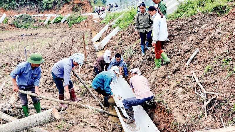 Cán bộ cơ sở cùng người dân Tuyên Quang xây dựng kênh mương.