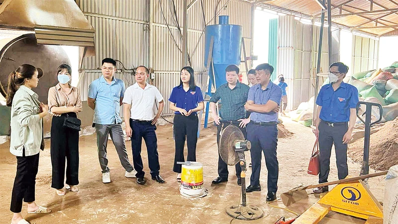 Câu lạc bộ Ðầu tư và Khởi nghiệp tỉnh Cao Bằng tham quan xưởng sản xuất viên nén đốt ở xóm Ðông Chiêu, xã Cách Linh, huyện Quảng Hòa.