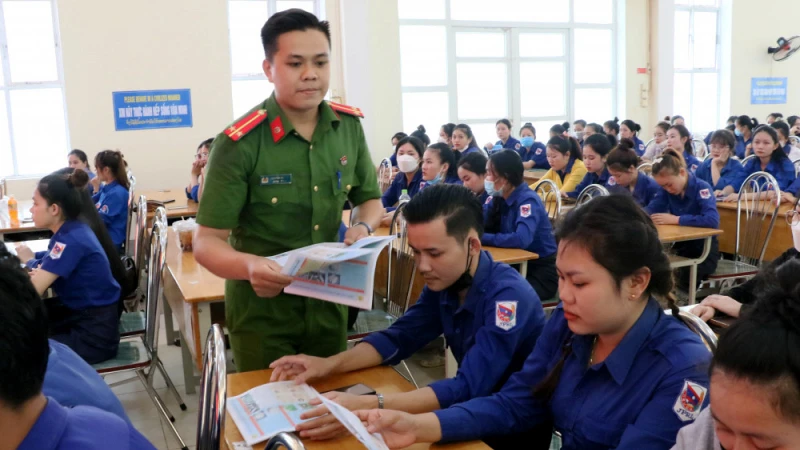Một buổi truyền thông phòng chống tệ nạn ma túy do Tổng Liên đoàn Lao động Việt Nam phối hợp Bộ Công an tổ chức.