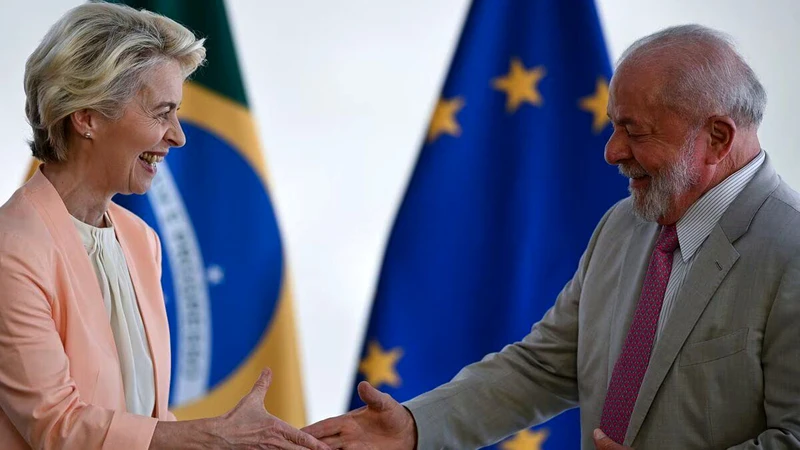 Tổng thống Brazil Lula da Silva tiếp đón Chủ tịch Ủy ban châu Âu Ursula von der Leyen. (Ảnh EFE)