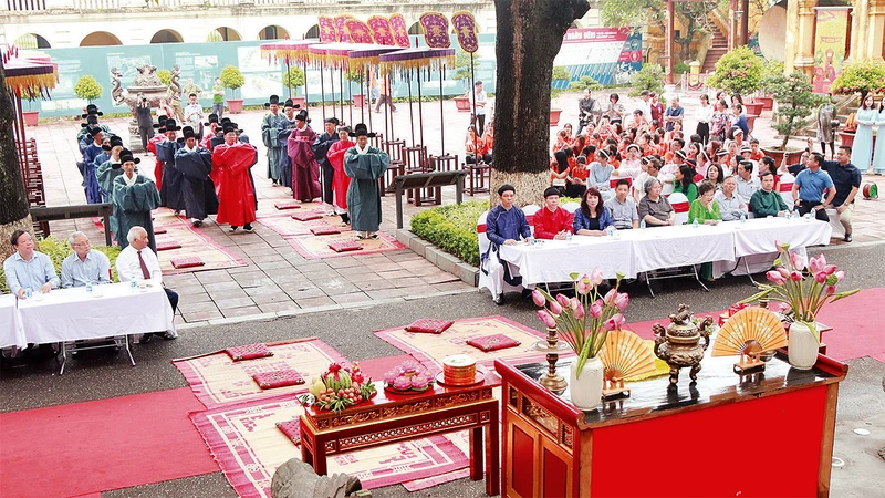 Hoạt động tái hiện các nghi lễ cung đình tại Hoàng thành Thăng Long thu hút sự quan tâm của đông đảo các nhà nghiên cứu và khách du lịch.