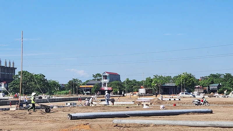 Chủ đầu tư dự án đô thị mới Tây Nam thành phố Việt Trì đang khẩn trương hoàn thiện hạ tầng giai đoạn 1 của khu đô thị.