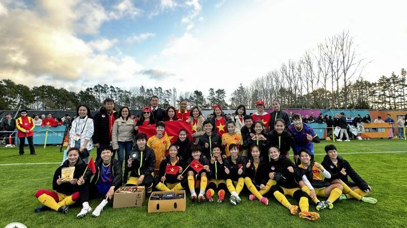 Ðội tuyển nữ Việt Nam giao lưu với người hâm mộ tại New Zealand trước thềm World Cup 2023. (Ảnh VFF)