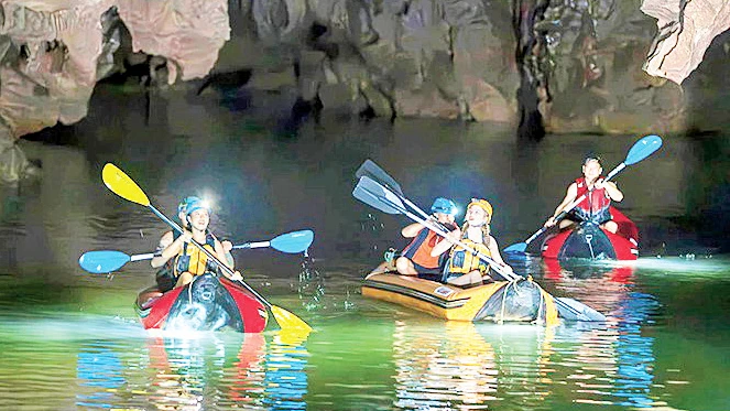 Du khách khám phá động Phong Nha bằng kayak (Ảnh Phong Nha)