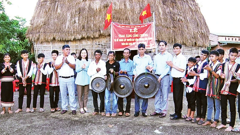 Ủy ban nhân dân huyện Ðăk Hà (tỉnh Kon Tum) trao bộ cồng chiêng tặng thôn Ðăk Kang Yốp.