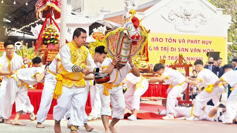 Biểu diễn múa trong lễ hội đình Trường Lâm.