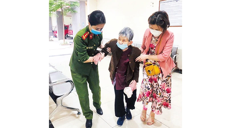 Công an quận Hà Ðông giúp đỡ người cao tuổi đến làm căn cước công dân.
