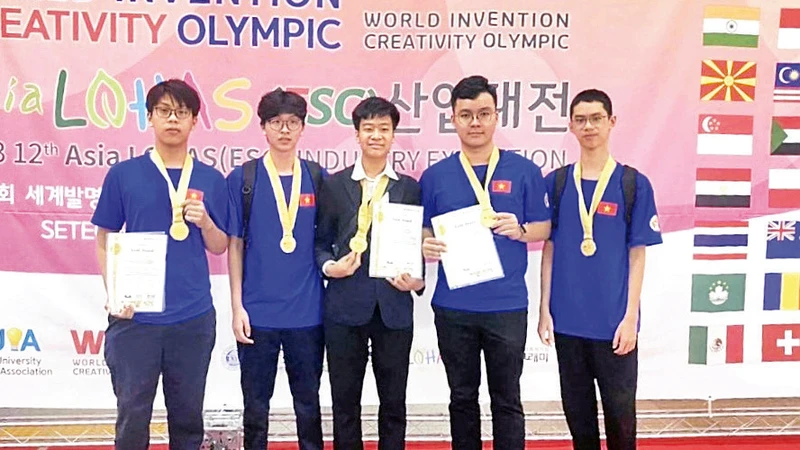 Nhóm tác giả gồm năm học sinh nhận Huy chương vàng tại Cuộc thi Olympic Phát minh và Sáng chế khoa học quốc tế (WICO) năm 2023.