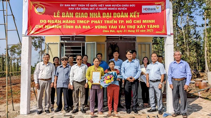 Ðại diện Mặt trận Tổ quốc huyện Châu Ðức (tỉnh Bà Rịa-Vũng Tàu), chính quyền xã Bàu Chinh và nhà tài trợ bàn giao nhà cho gia đình bà Lê Thị Mụn.
