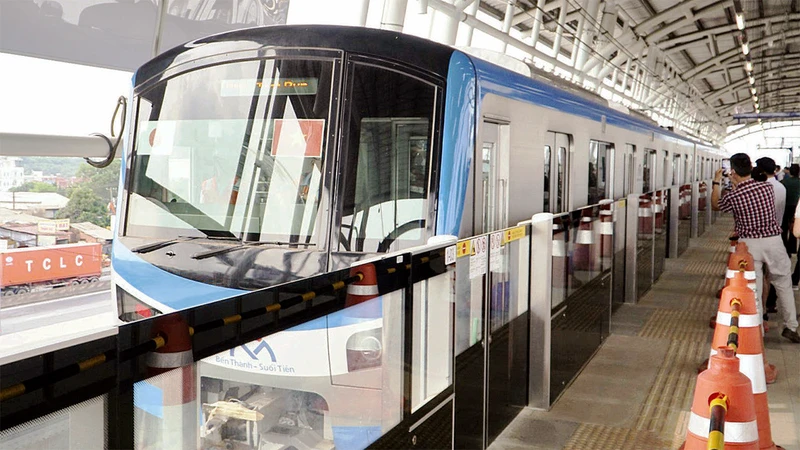 Tuyến metro số 1 Bến Thành-Suối Tiên chạy thử nghiệm đoạn trên cao, chuẩn bị đưa vào khai thác vận hành vào đầu năm 2024. (Ảnh THẾ ANH)