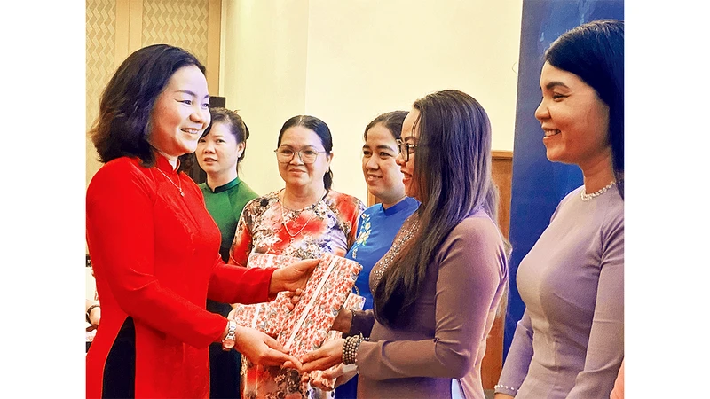 Trưởng Ban Tuyên giáo Tỉnh ủy Bình Dương Trương Thị Bích Hạnh trao tặng quà cho các cá nhân nữ có thành tích xuất sắc trong thực hiện Cuộc vận động "Ðẩy mạnh học tập và làm theo tư tưởng, đạo đức, phong cách Hồ Chí Minh".