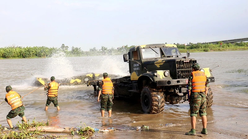 Xe chuyên dụng của Tiểu đoàn vượt sông 4, Lữ đoàn Công binh 513 (Quân khu 3) thực hành "hạ thủy đốt cầu".