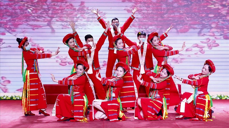 Tuần lễ Múa Việt Nam được xác định sẽ trở thành điểm hẹn nghệ thuật hằng năm của những người yêu múa. Trong ảnh: Ðiệu múa “Những cô gái Pà Thẻn” của Ðoàn nghệ thuật dân tộc tỉnh Tuyên Quang. (baodantoc.vn)