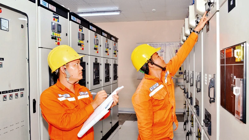 Nhân viên Ðiện lực Phú Quý theo dõi thu thập dữ liệu, số liệu quản lý vận hành hệ thống điện trên đảo.