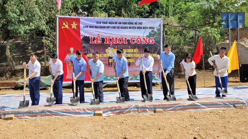 Các đồng chí lãnh đạo tỉnh Ðiện Biên và huyện Ðiện Biên Ðông dự lễ khởi công làm nhà cho người nghèo.