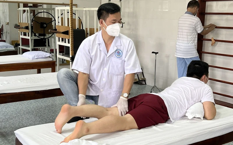 Hỗ trợ phục hồi chức năng cho người bệnh tại Bệnh viện Phục hồi chức năng tỉnh Lào Cai.