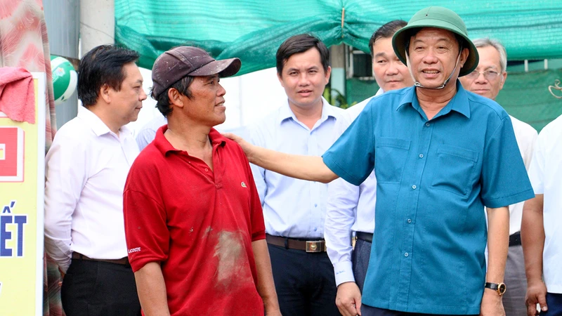 Bí thư Tỉnh ủy Vĩnh Long, Bùi Văn Nghiêm thăm hỏi, động viên người dân bị thiên tai tại xã Long An, huyện Long Hồ, tỉnh Vĩnh Long.