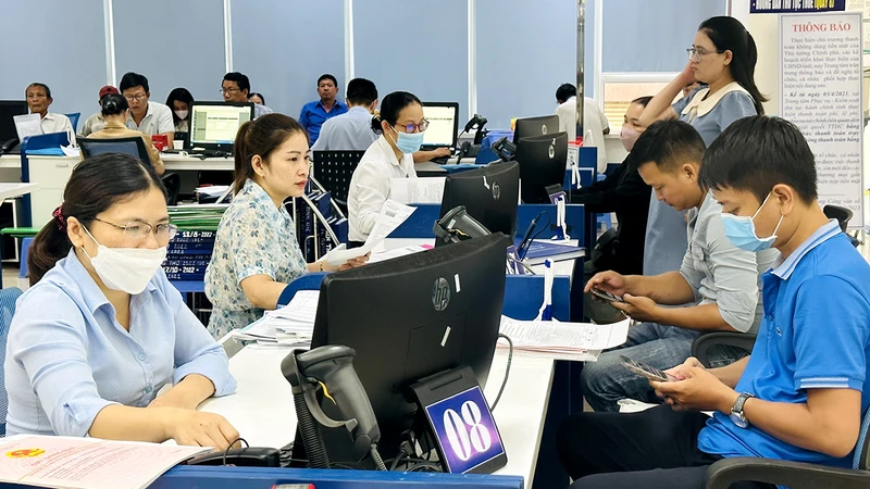 Giải quyết thủ tục hành chính tại Trung tâm Phục vụ-kiểm soát thủ tục hành chính tỉnh Quảng Ngãi. 