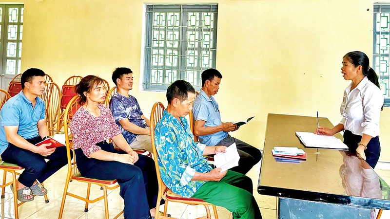 Chi bộ thôn Ghềnh Nà, xã Công Ða, huyện Yên Sơn (Tuyên Quang) họp bàn để ra nghị quyết xây dựng nông thôn mới.