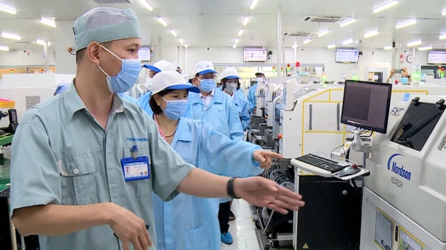 Lãnh đạo tỉnh Bắc Ninh và Samsung Việt Nam khảo sát việc triển khai xây dựng nhà máy thông tin tại Công ty cổ phần Manutronics Việt Nam.