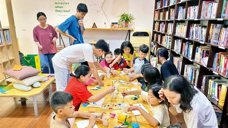 Thư viện Dương Liễu luôn thu hút nhiều em nhỏ đến đọc sách.