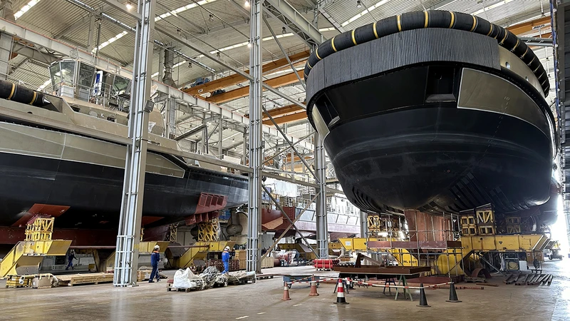 Công nhân Công ty Liên doanh Damen Sông Cấm thi công hoàn thiện sản phẩm tàu kéo-đẩy công suất lớn chạy bằng điện.