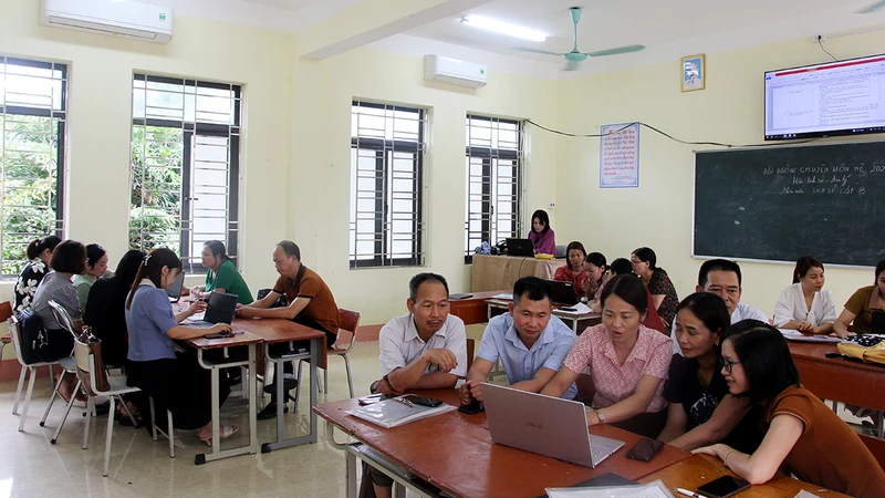 Huyện Văn Chấn (tỉnh Yên Bái) bồi dưỡng chuyên môn phân môn Lịch sử lớp 8 cho giáo viên.