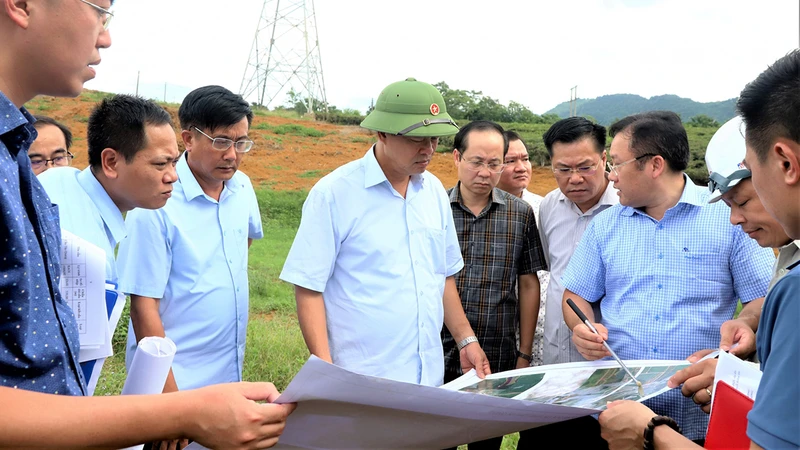 Lãnh đạo tỉnh Hà Giang kiểm tra tiến độ dự án đường cao tốc Tuyên Quang-Hà Giang. (Ảnh KIM TIẾN)