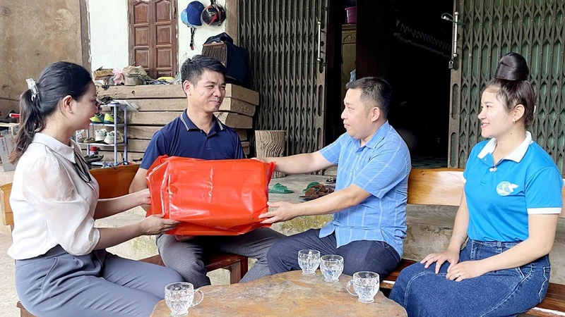Công đoàn cơ sở xã Chiềng Bằng, huyện Quỳnh Nhai (Sơn La) thăm hỏi, tặng quà đoàn viên có hoàn cảnh khó khăn.