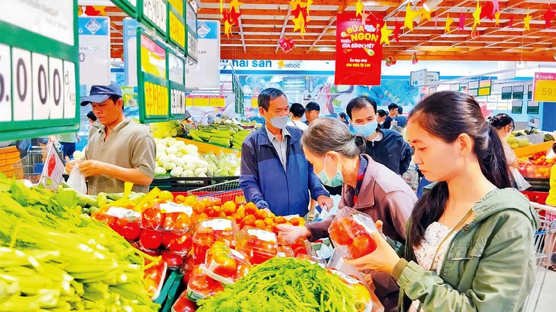 Người dân mua sắm hàng tiêu dùng thiết yếu được giảm giá tại một siêu thị Co.opmart ở Thành phố Hồ Chí Minh. (ảnh: CTV)