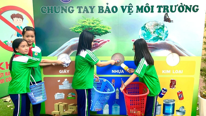 Học sinh Trường tiểu học Thanh Liệt, huyện Thanh Trì (Hà Nội) tham gia thực hành cách phân loại rác thải tại nguồn. (Ảnh BÍCH CHÂM)