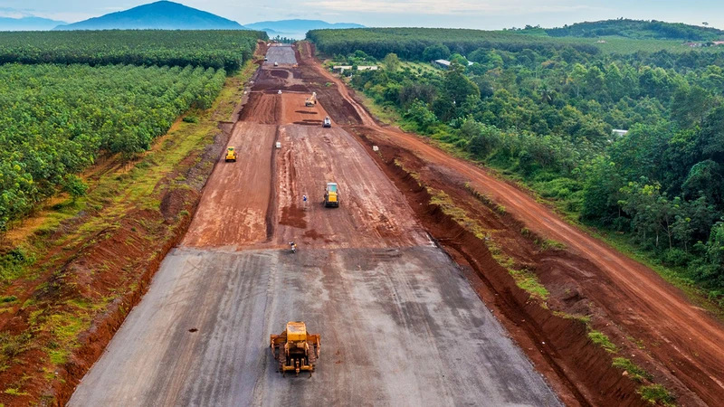 Công trường thi công cao tốc bắc-nam giai đoạn 2 đoạn Phan Thiết-Dầu Giây-Vĩnh Hảo. (Ảnh KIM CƯƠNG)