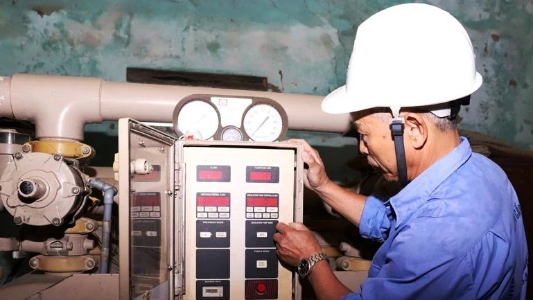 Công nhân Chi nhánh Cấp nước Hương Sơn (Công ty CP Cấp nước Hà Tĩnh) vận hành hệ thống cấp nước. 
