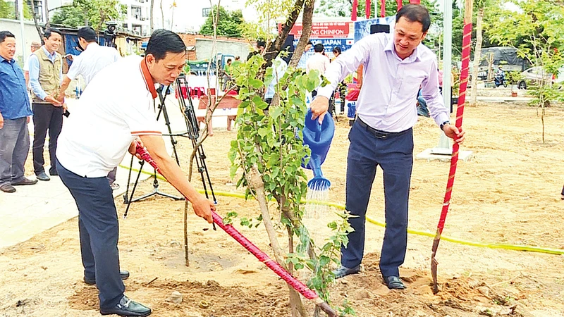 Cán bộ, nhân dân phường An Hải Bắc, quận Sơn Trà ra quân trồng cây xanh tạo bóng mát cho công viên. 