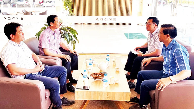 Ðại diện doanh nghiệp thuộc Hội Doanh nhân trẻ tỉnh Ðắk Lắk trao đổi về những khó khăn, vướng mắc của doanh nghiệp.