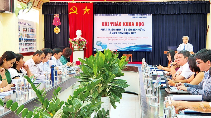 Quang cảnh hội thảo khoa học “Phát triển kinh tế biển bền vững ở Việt Nam hiện nay”.