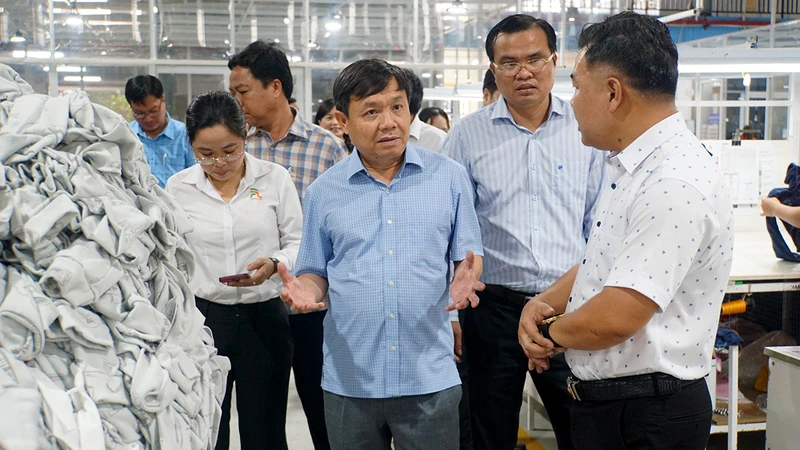 Lãnh đạo tỉnh Ðồng Tháp cùng đoàn công tác đi thăm, nắm tình hình hoạt động của Công ty TNHH một thành viên May mặc Phụng Nguyên tại xã Tân Thạnh, huyện Thanh Bình.