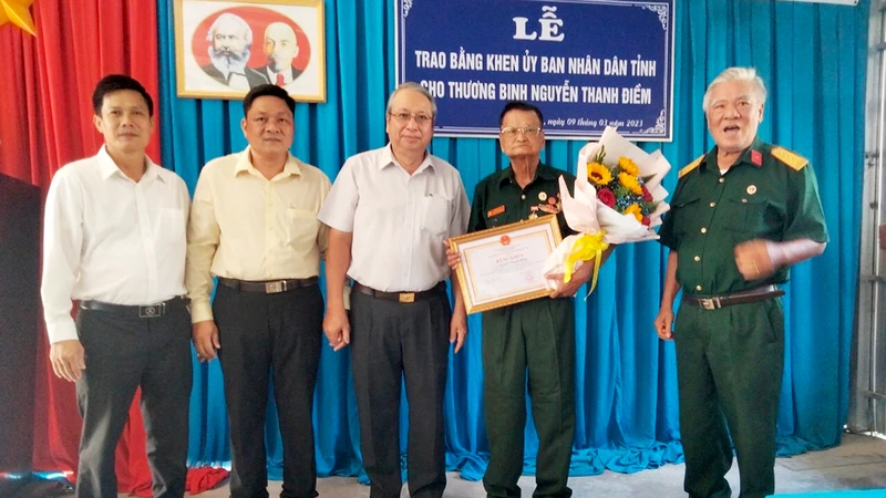 Thương binh Nguyễn Thanh Ðiềm nhận Bằng khen của Chủ tịch Ủy ban nhân dân tỉnh Bến Tre vì đã có thành tích xuất sắc trong công tác thiện nguyện.