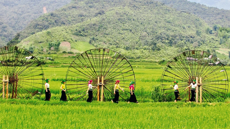 Ðiểm du lịch xã Ngọc Chiến, Mường La với những chiếc cọn nước thu hút đông khách du lịch.