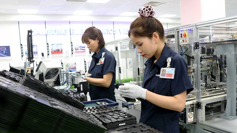 Công nhân Công ty Samsung Electronics Việt Nam (SEV), huyện Yên Phong, tỉnh Bắc Ninh kiểm tra sản phẩm. 