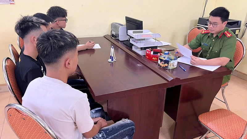 Công an huyện Tiên Yên (Quảng Ninh) xử phạt các trường hợp thiếu niên chưa đủ tuổi điều khiển mô-tô.