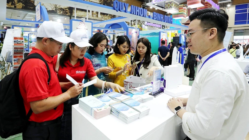Ðẩy mạnh truyền thông là giải pháp quan trọng giúp thu hút khách. Trong ảnh: Du khách tìm hiểu thông tin du lịch tại Hội chợ Du lịch quốc tế Việt Nam-VITM Hà Nội 2023. (Ảnh T.HÀ)