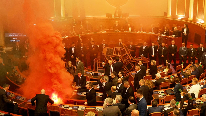 Nghị sĩ đối lập ném bom khói tại phiên họp Quốc hội Albania ở Tirana. (Ảnh REUTERS)