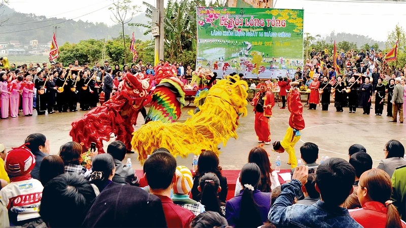 Ðội múa sư tử của xã Hải Yến, huyện Cao Lộc (Lạng Sơn) biểu diễn trong ngày hội Lồng Tồng.