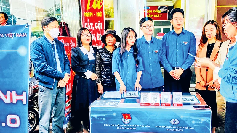 Ra mắt mô hình chợ dân sinh không dùng tiền mặt tại chợ Gò Công, quận Kiến An. (Ảnh AN KIÊN)