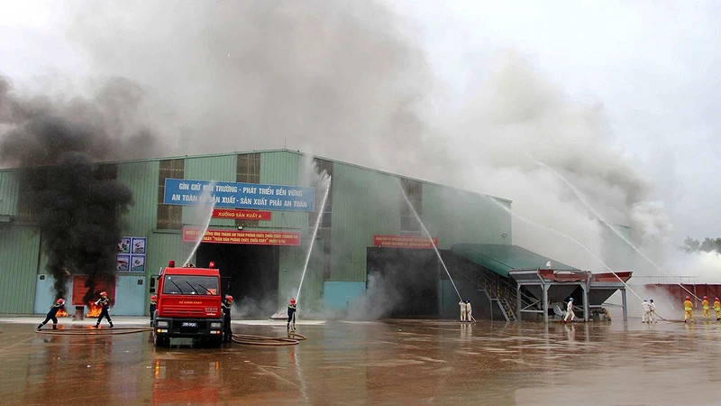 Lực lượng chức năng tiến hành diễn tập phòng cháy, chữa cháy tại Khu công nghiệp Mai Sơn (tỉnh Sơn La).