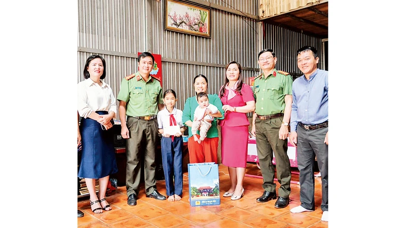 Ðoàn công tác thành phố Gia Nghĩa (tỉnh Ðắk Nông) trao thẻ bảo hiểm y tế tặng học sinh có hoàn cảnh khó khăn, bệnh tật.