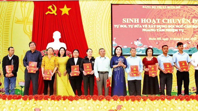 Lãnh đạo Thị ủy Buôn Hồ trao “Sổ tiết kiệm Búa liềm vàng” tặng đảng viên có hoàn cảnh khó khăn. (Ảnh Thị ủy Buôn Hồ)