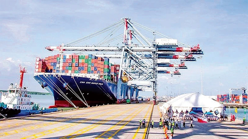 Tàu container lớn nhất thế giới cập cảng Cái Mép, thị xã Phú Mỹ, tỉnh Bà Rịa-Vũng Tàu.